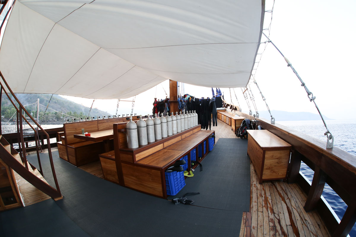 Samambaia Liveaboard dive deck