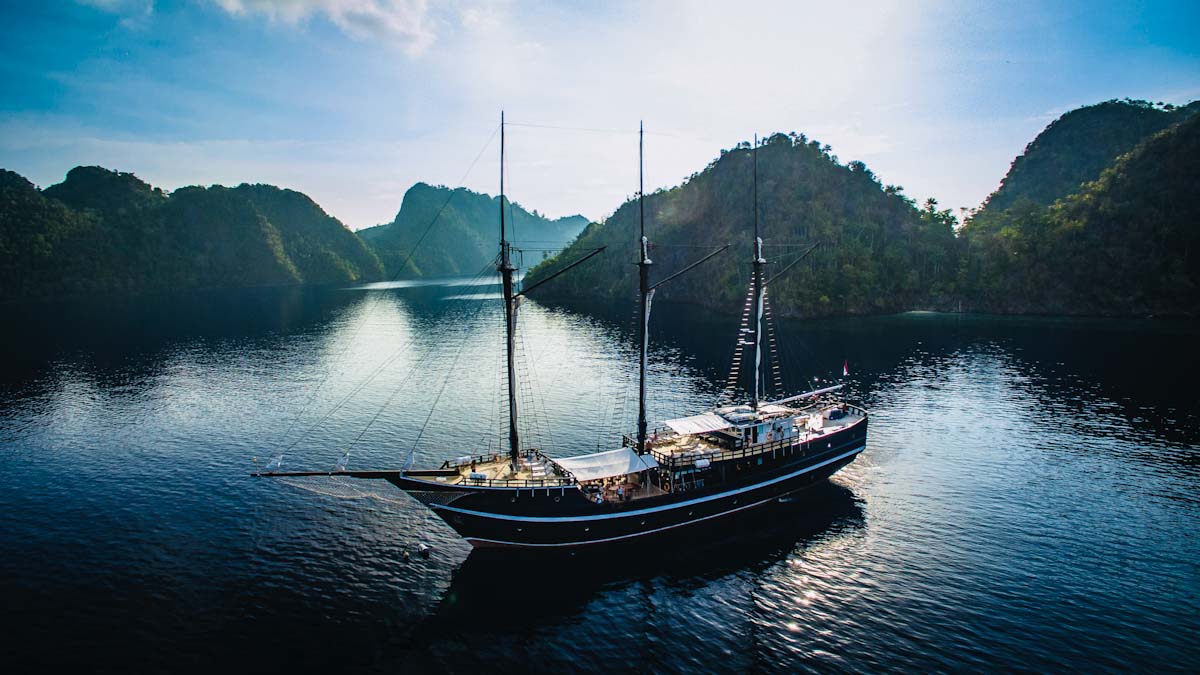 Dive cruises in Indonesia with Dewi Nusantara