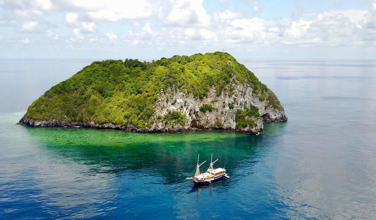Dune Aurora private charters in Banda Sea