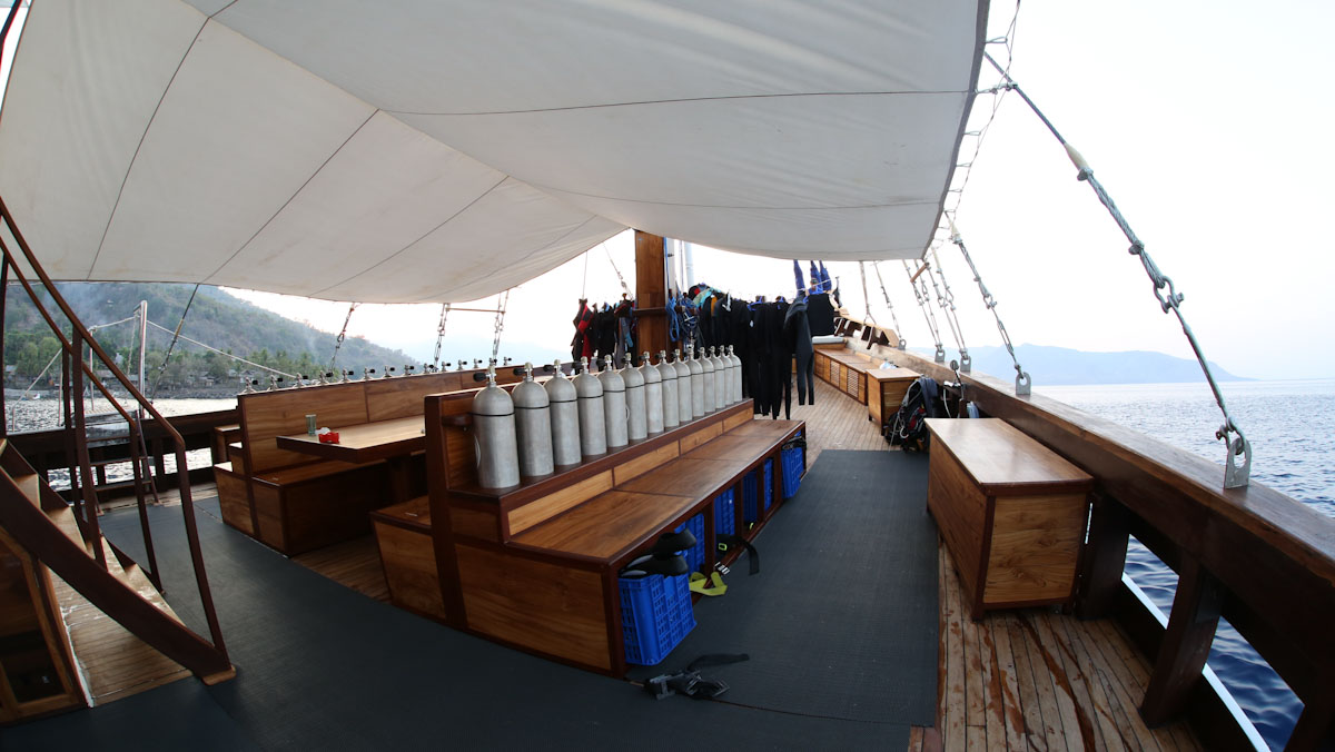 Samambaia Liveaboard dive deck
