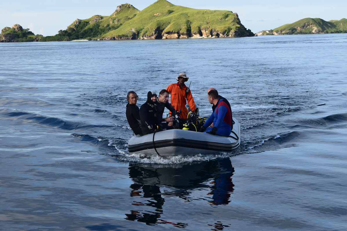 Oceanic Liveaboard’s dinghy with divers in Komodo