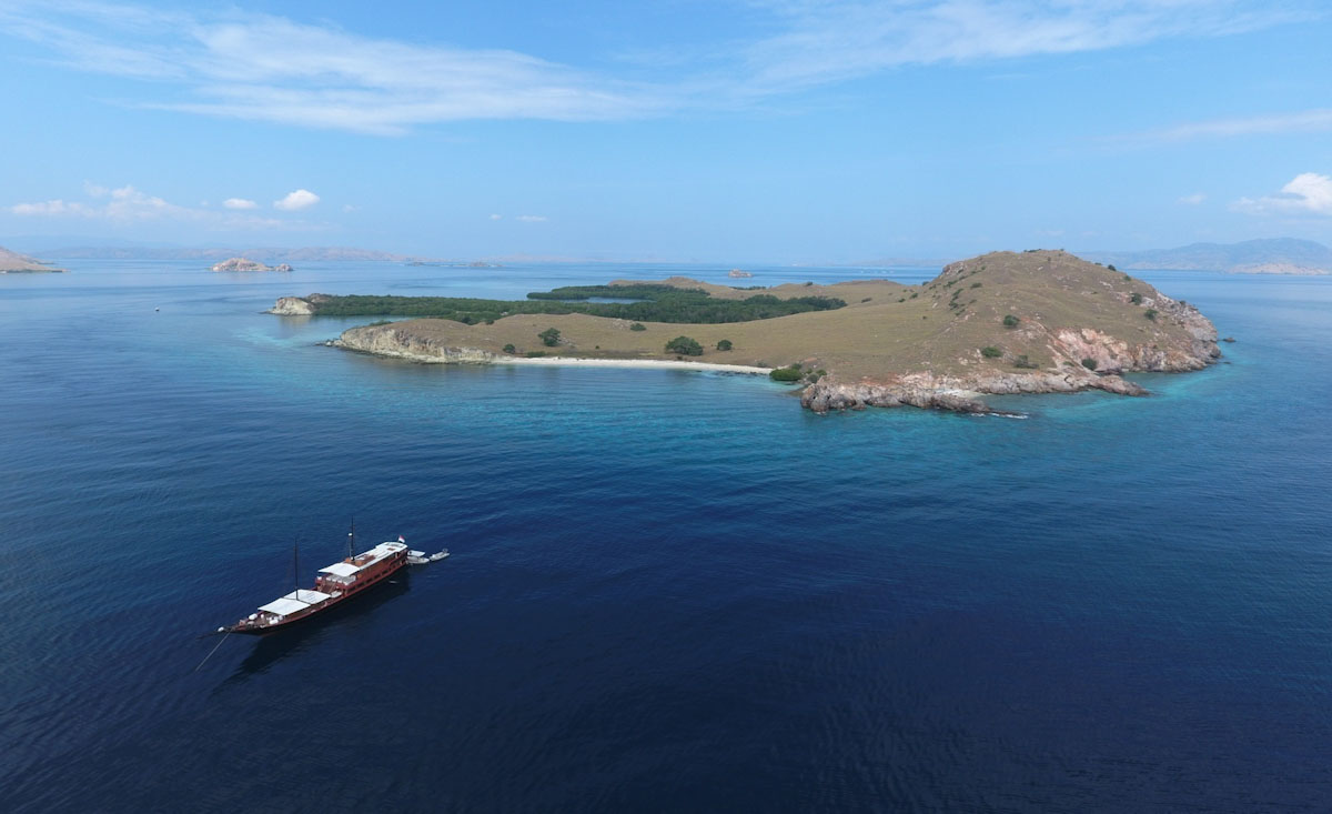 Samata luxury liveaboard in Komodo