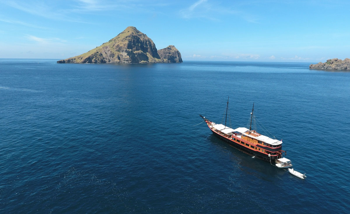 Samata luxury liveaboard in Komodo