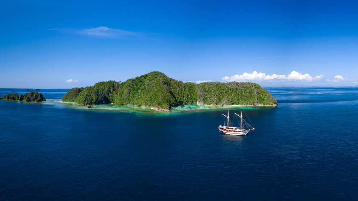 Cruises in Raja Ampat with Tiare Liveaboard
