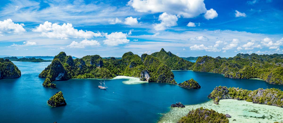 Dive cruises in Raja Ampat with Tiare Liveaboard
