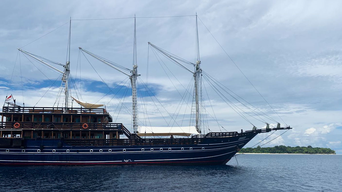 Amira liveaboard scuba diving in Togean