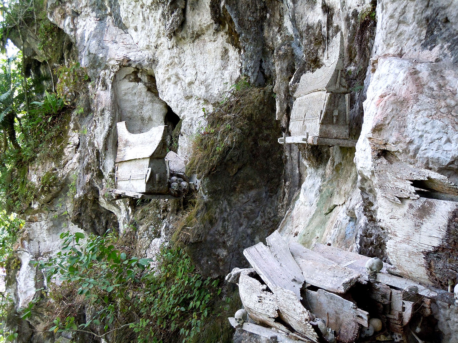 Toraja’s tombs in the rock wall