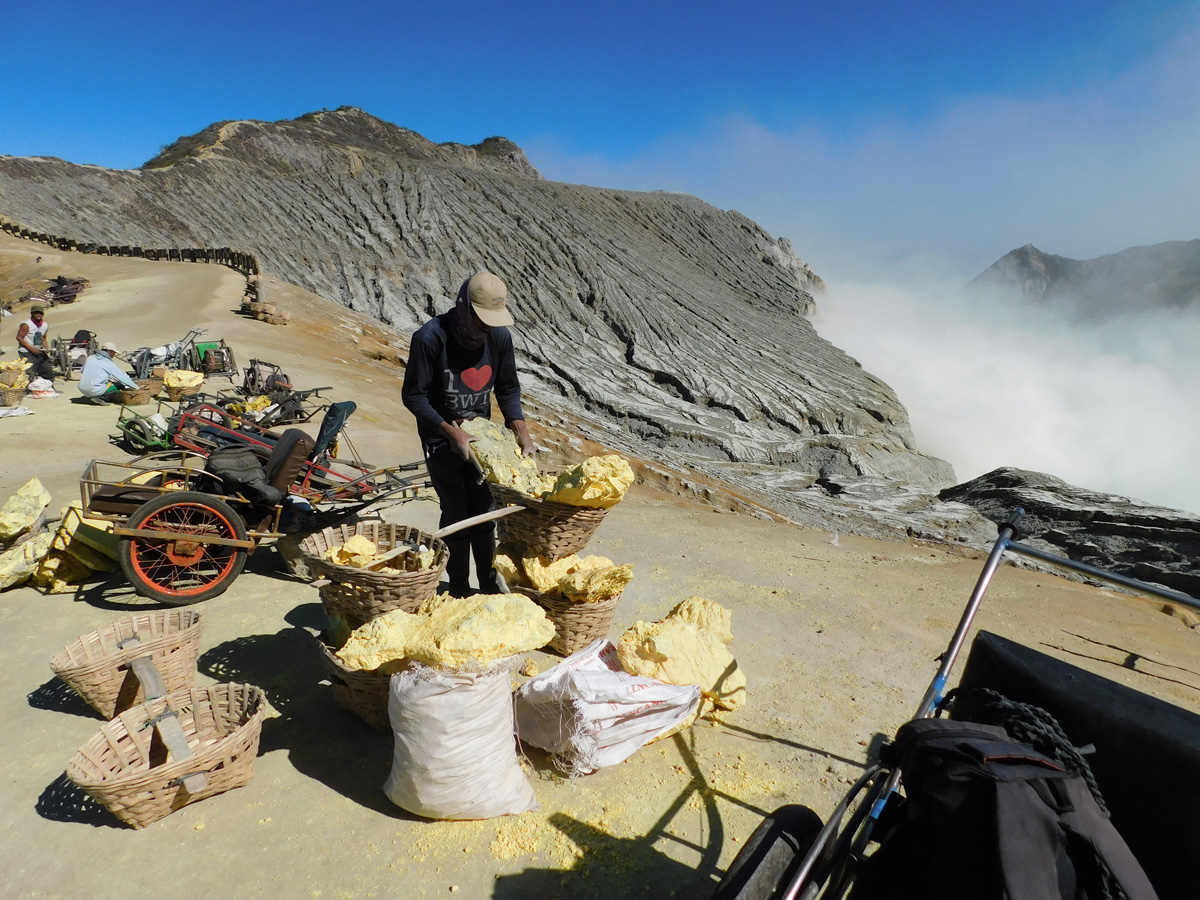 The stoneman prepares the heavy loads of sulfur that he will carry on his back