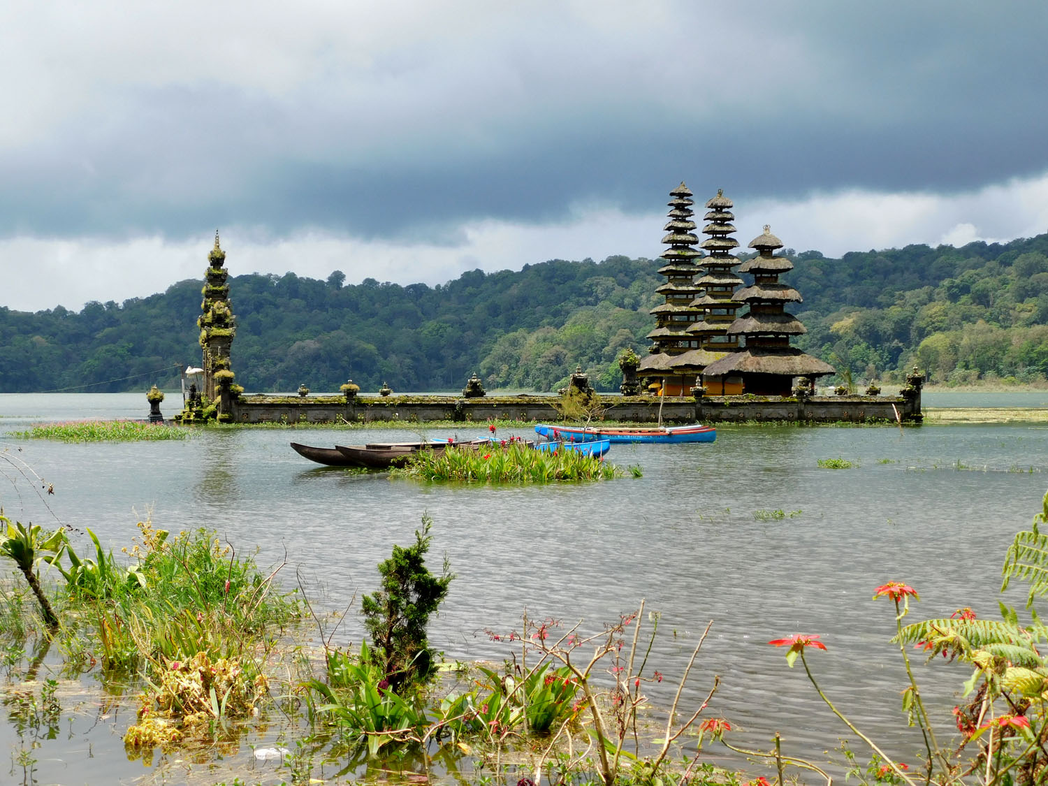 Tamblingang lake temple